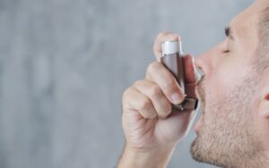 Qual o tratamento mais indicado para a asma