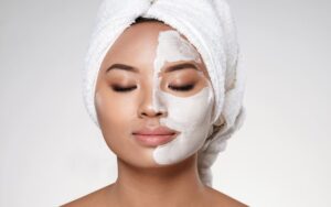 A melhor maneira de remover manchas escuras na pele