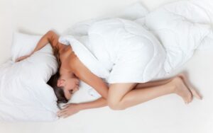 Como sua posicao de dormir afeta sua saude