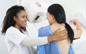 Quais sao as recomendacoes para o rastreamento do cancer de mama