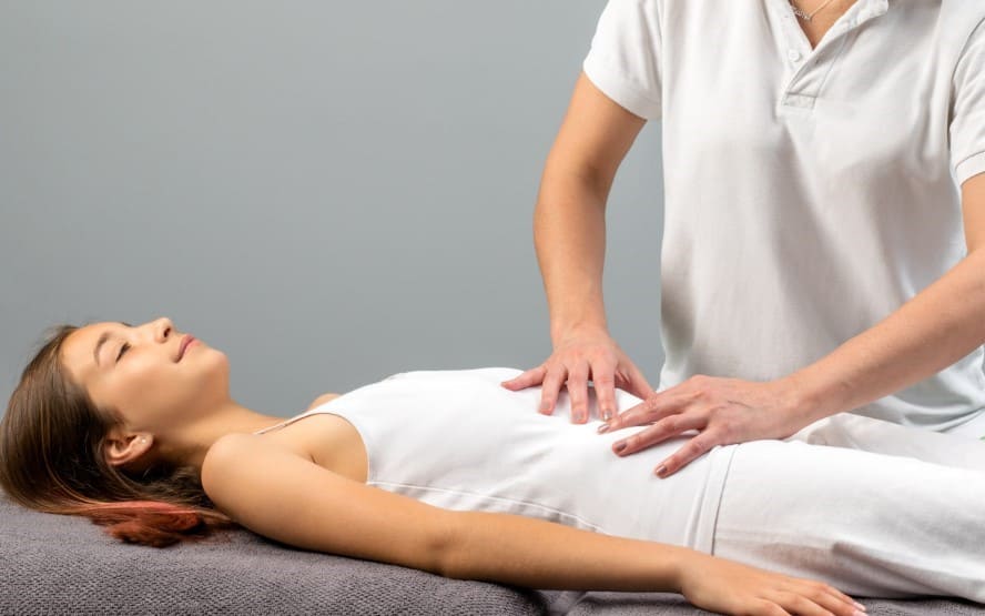 Uma massagem abdominal pode aliviar a constipação