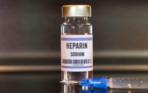 Por que a heparina é usada após a cirurgia