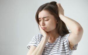 Causas de uma dor de cabeca latejante na parte de tras da cabeca 
