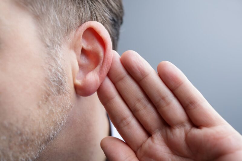 O que causa orelhas secas