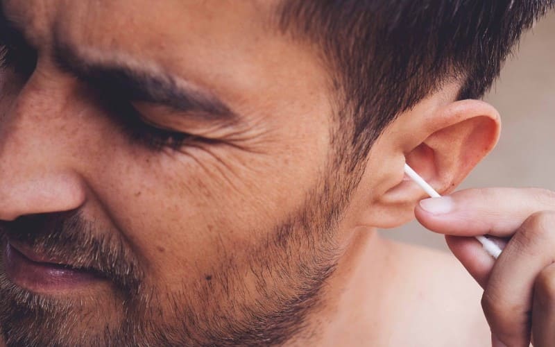 O que causa um ouvido entupido
