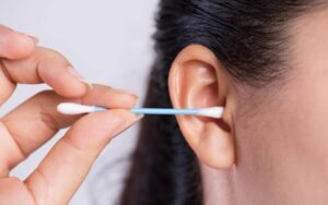 Por que usar cotonetes no ouvido pode ser prejudicial 