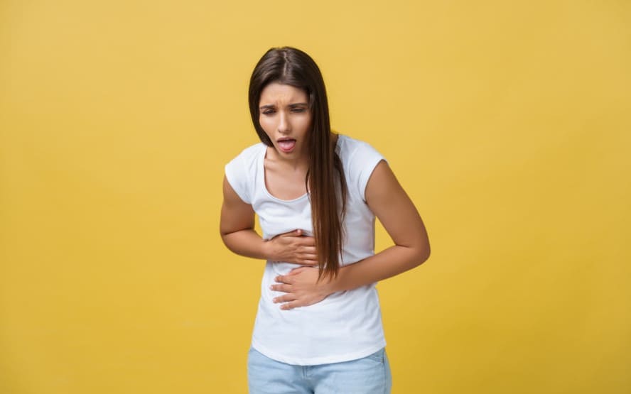 Problemas estomacais podem causar dor lombar
