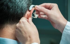 Qual é o tratamento para perda auditiva