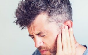 Como tratar dor de ouvido causado por resfriado comum