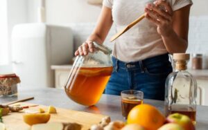 Beneficios de beber mel com agua morna
