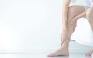 Dicas essenciais para aliviar a dor nas pernas