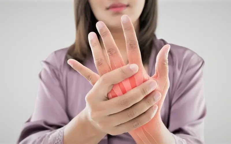 O que causa artrite reumatoide
