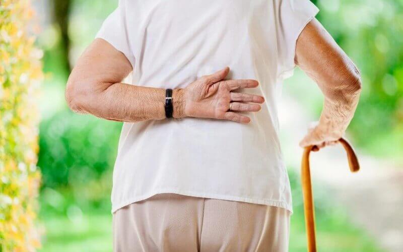 Como a idade afeta a experiência da dor crônica