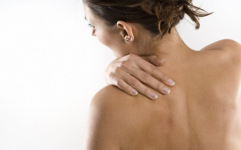 Como a idade influencia a ocorrência de dor nas costas