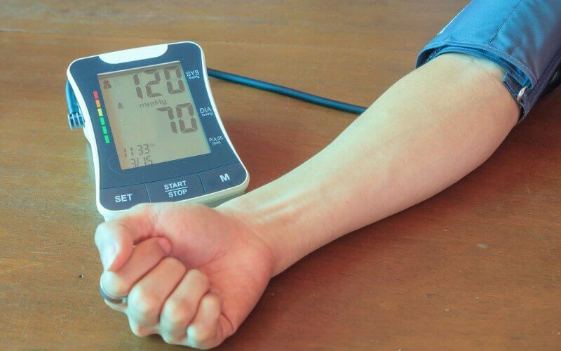 Como é medida a pressão arterial