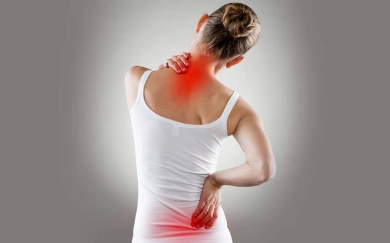 Como posso distinguir entre dor nas costas aguda e crônica