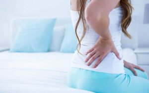 Quais são os sintomas comuns associados à dor nas costas