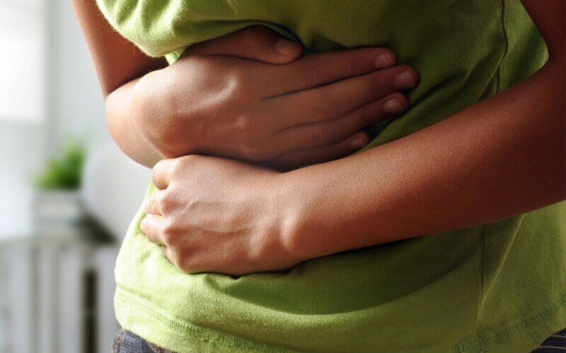 Quais são os sintomas comuns de problemas digestivos