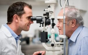 Quais são os sintomas comuns de problemas oculares