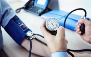 Qual a importância de monitorar a pressão arterial regularmente