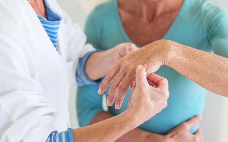 Qual é a diferença entre artrite reumatoide e osteoartrite