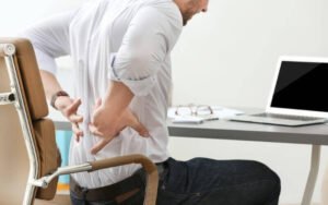 Qual é a diferença entre dor nas costas e dor lombar