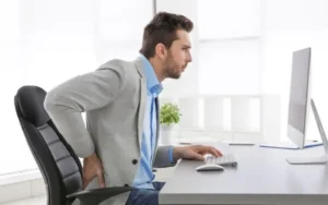 Como trabalhar sentado sem sentir dor nas costas