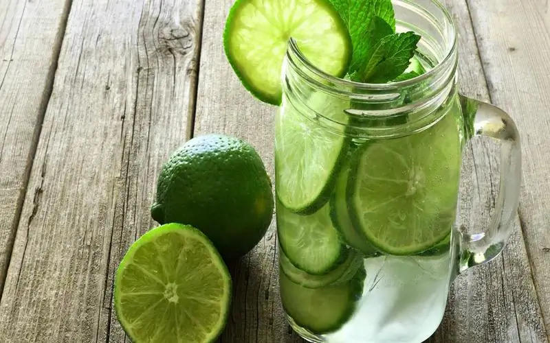 Benefícios do consumo de limão e água morna para o fígado