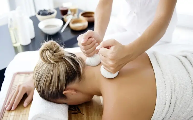 Como fazer uma massagem relaxante em casa