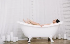 Como preparar um banho relaxante para combater a insônia