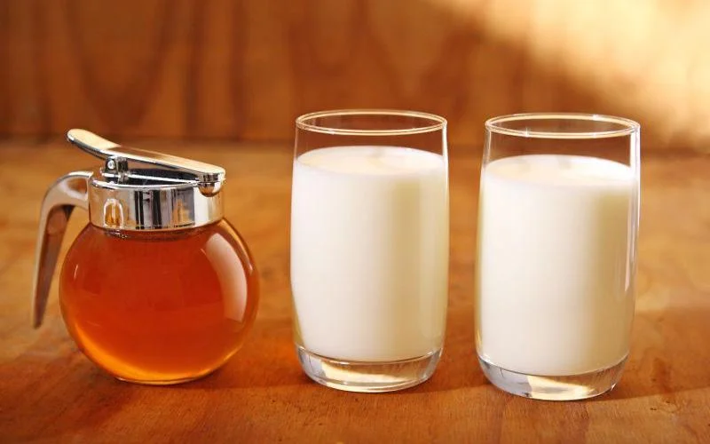 Como preparar uma bebida calmante com leite e mel