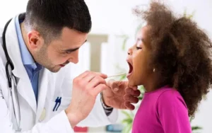 Como tratar dor de garganta em crianças
